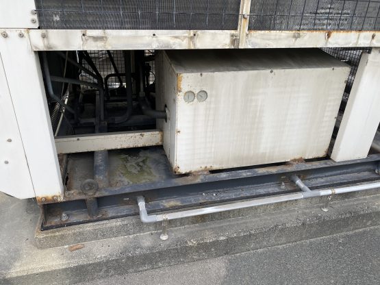 海に近く　常に風雨・紫外線にさらされていますので錆も進んでいます。