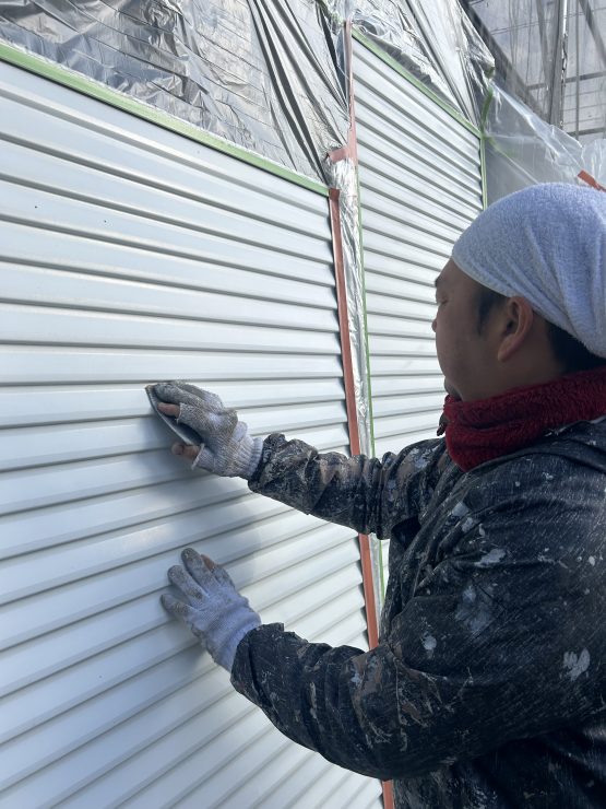 雨戸塗装前磨き